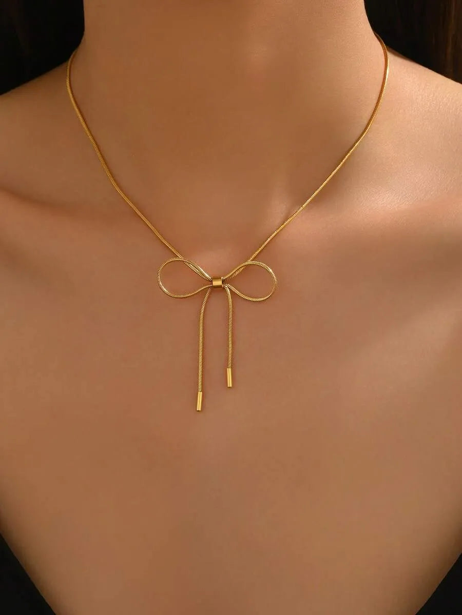 SHEIN عقد نسائي رفيع بتصميم فيونكة أنيق بلون ذهبي أصفر