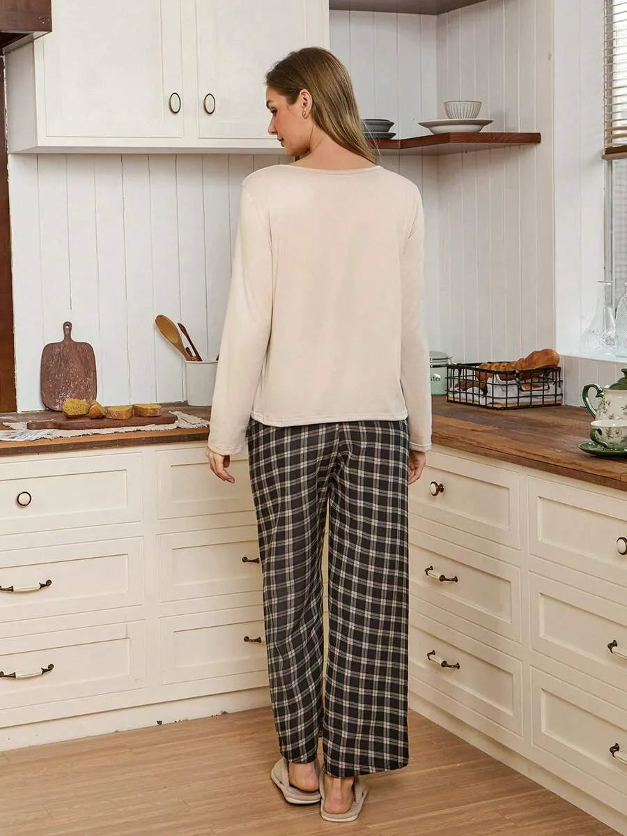 SHEIN Doze Lane طقم بيجامة قطعتين بأكمام طويلة وبنطلون كاروهات بلون أسود وبني فاتح