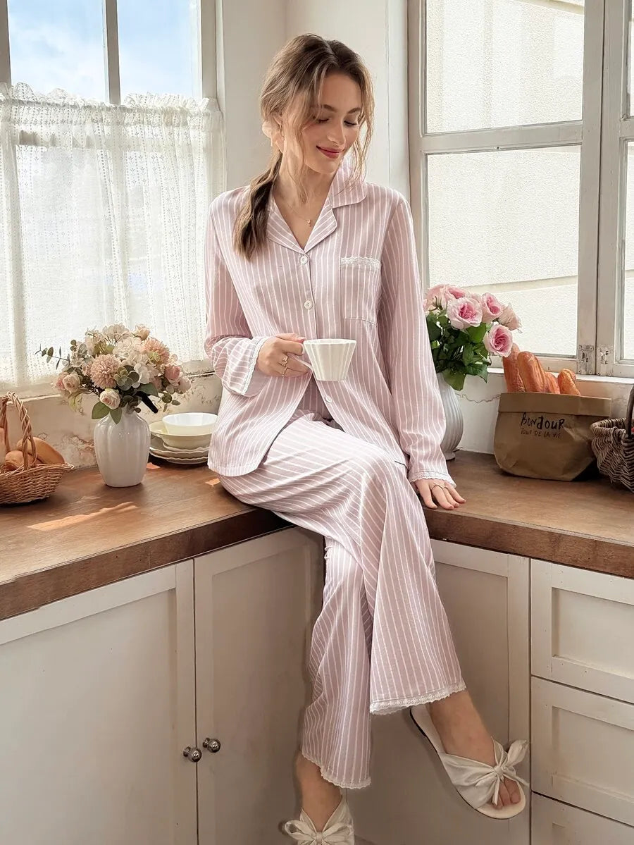 SHEIN Snug Reverie طقم بيجامة قطعتين مخطط بياقة كارديجان وحافة دانتيل بلون وردي فاتح