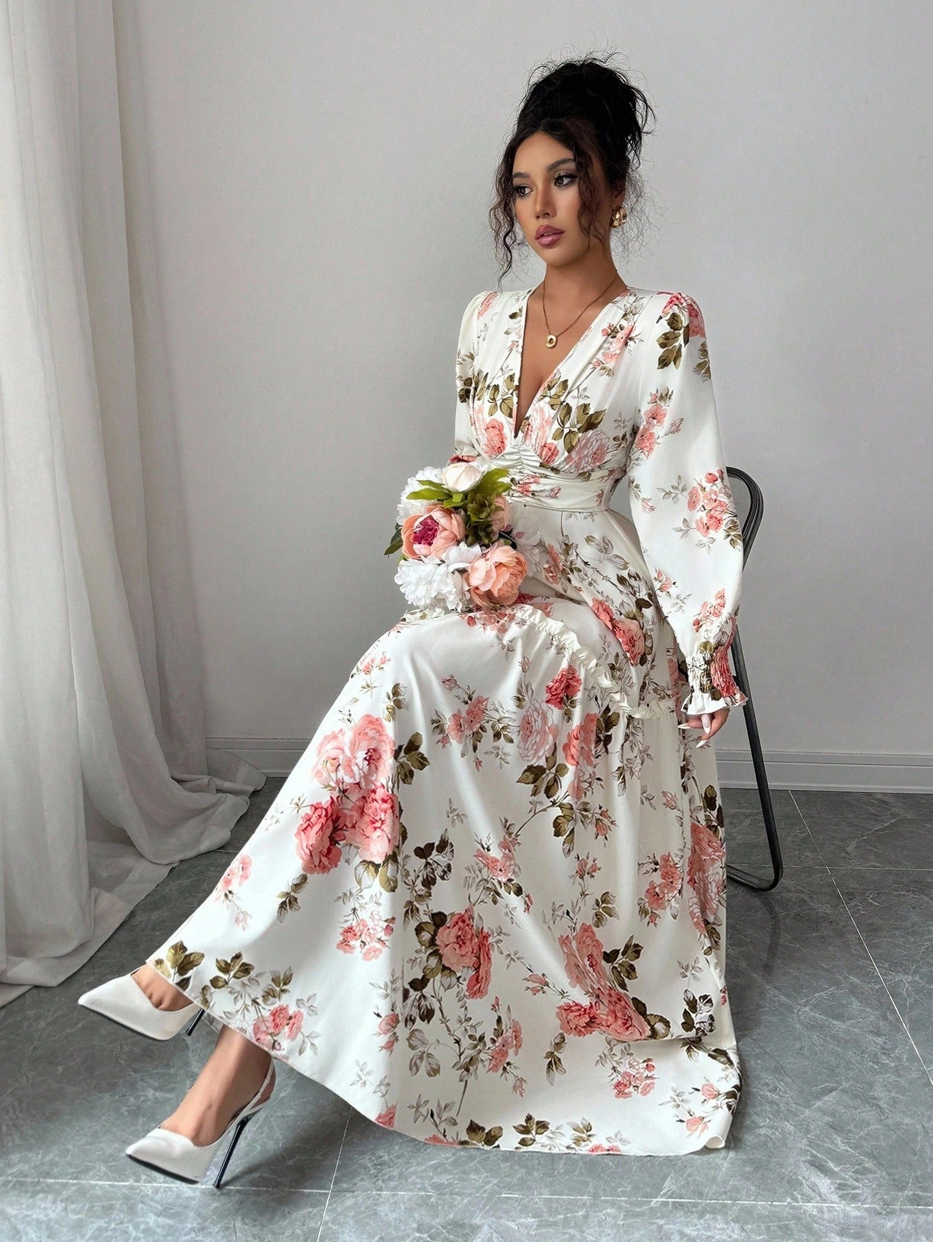 SHEIN Elenzga فستان ميدي بطبعة زهور صغيرة وياقة V وأكمام فانوس