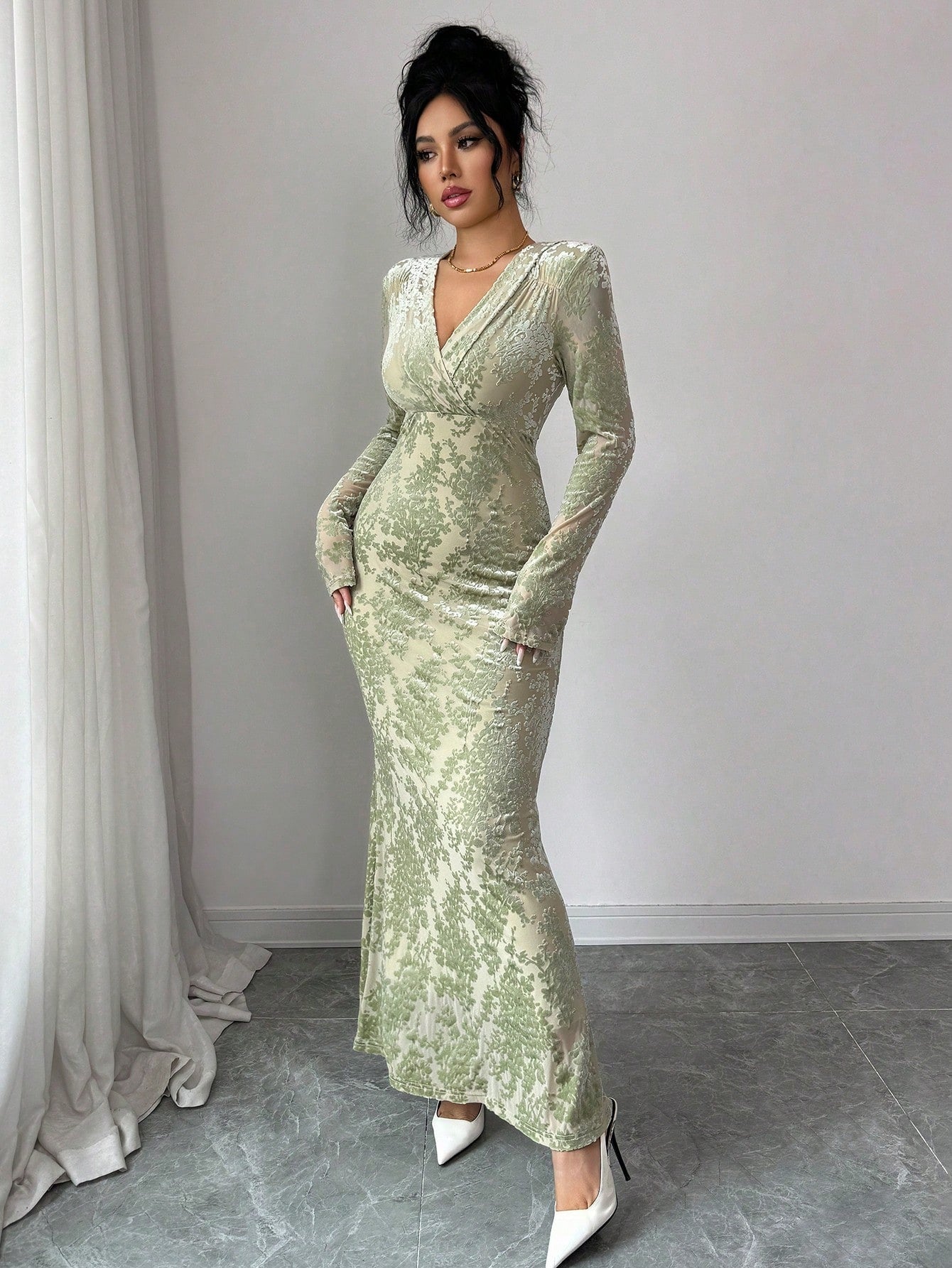 SHEIN Rafferiza فستان متوسط الطول شتوي بأكمام طويلة وياقة منسدلة من القطيفة
