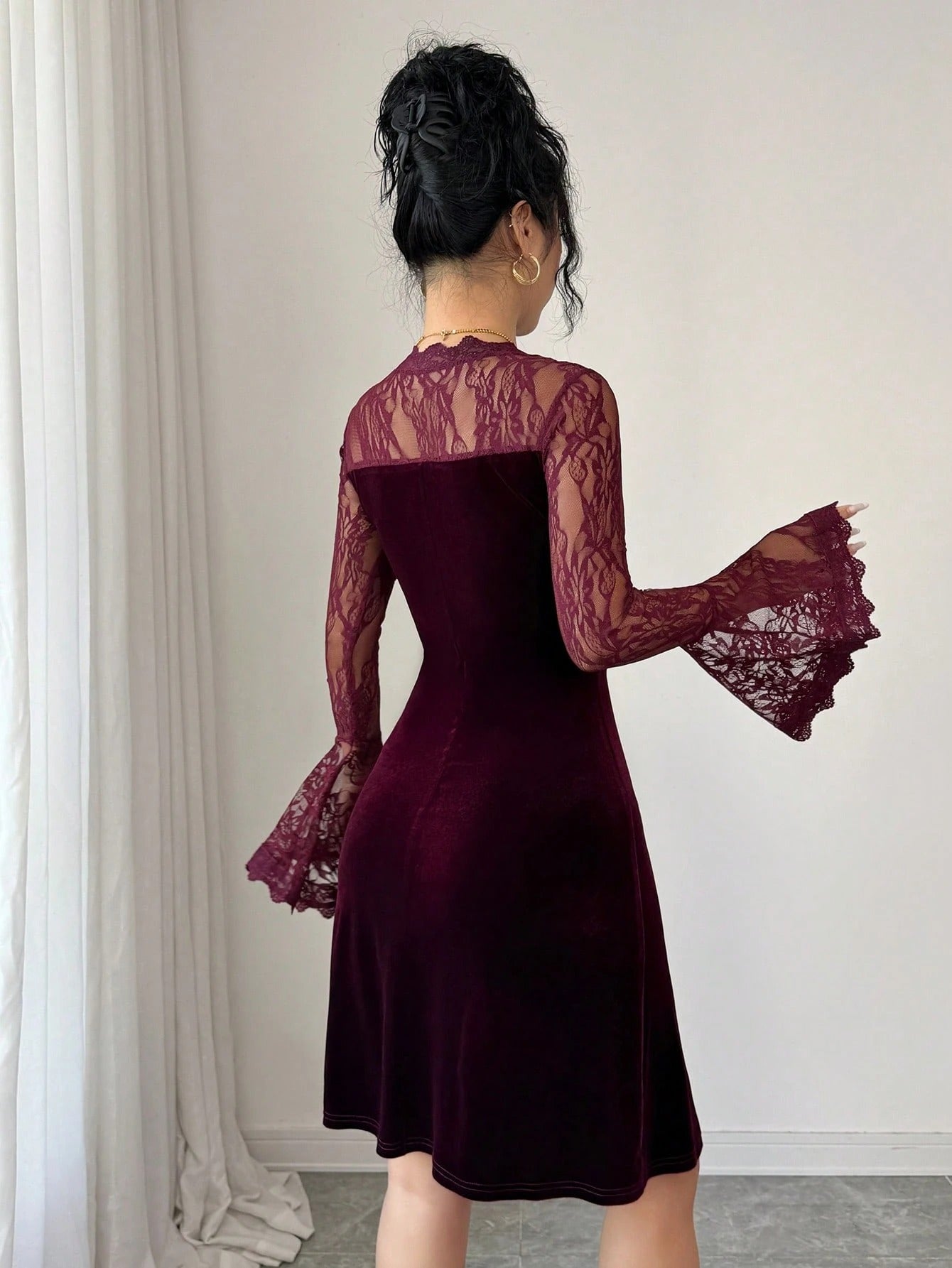SHEIN Modelyn  Vفستان موضة من الدانتيل والمخمل بياقة وأكمام مكشكشة