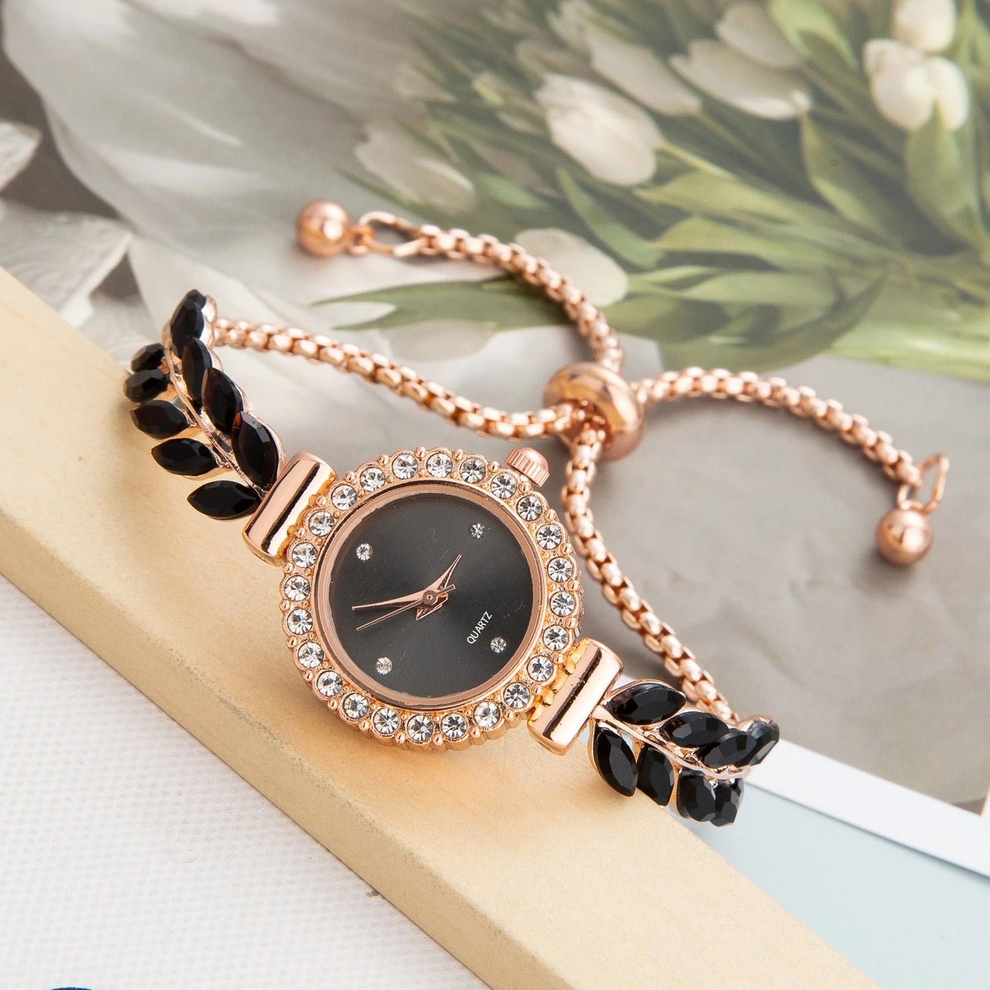 SHEIN ساعة نسائية كوارتز صغيرة مزينة بالبلورات وسوار ورقة وريش