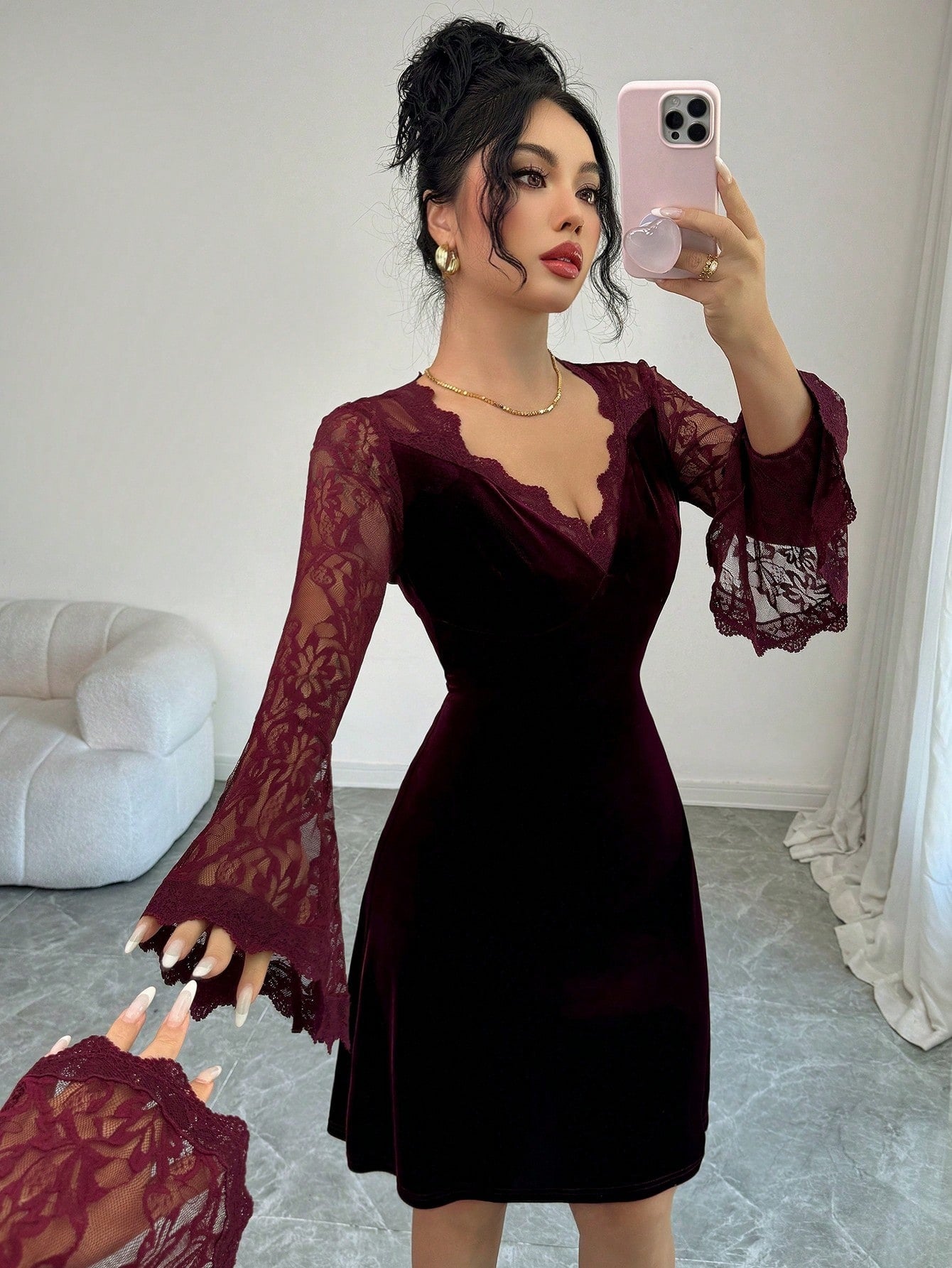 SHEIN Modelyn  Vفستان موضة من الدانتيل والمخمل بياقة وأكمام مكشكشة