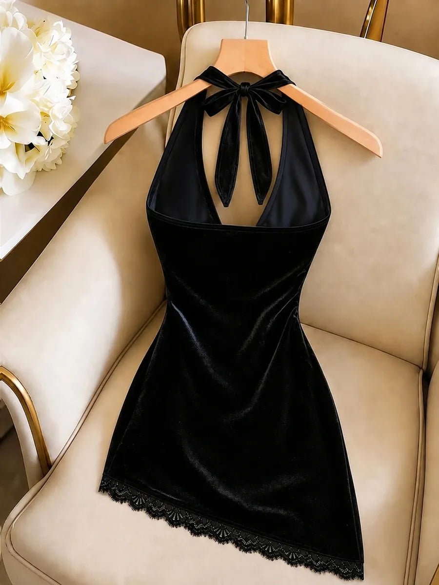 SHEIN GlowEve فستان مخملي ميني بحمالات رفيعة وياقة رسن وظهر مكشوف وحافة دانتيل غير متماثلة بلون أسود