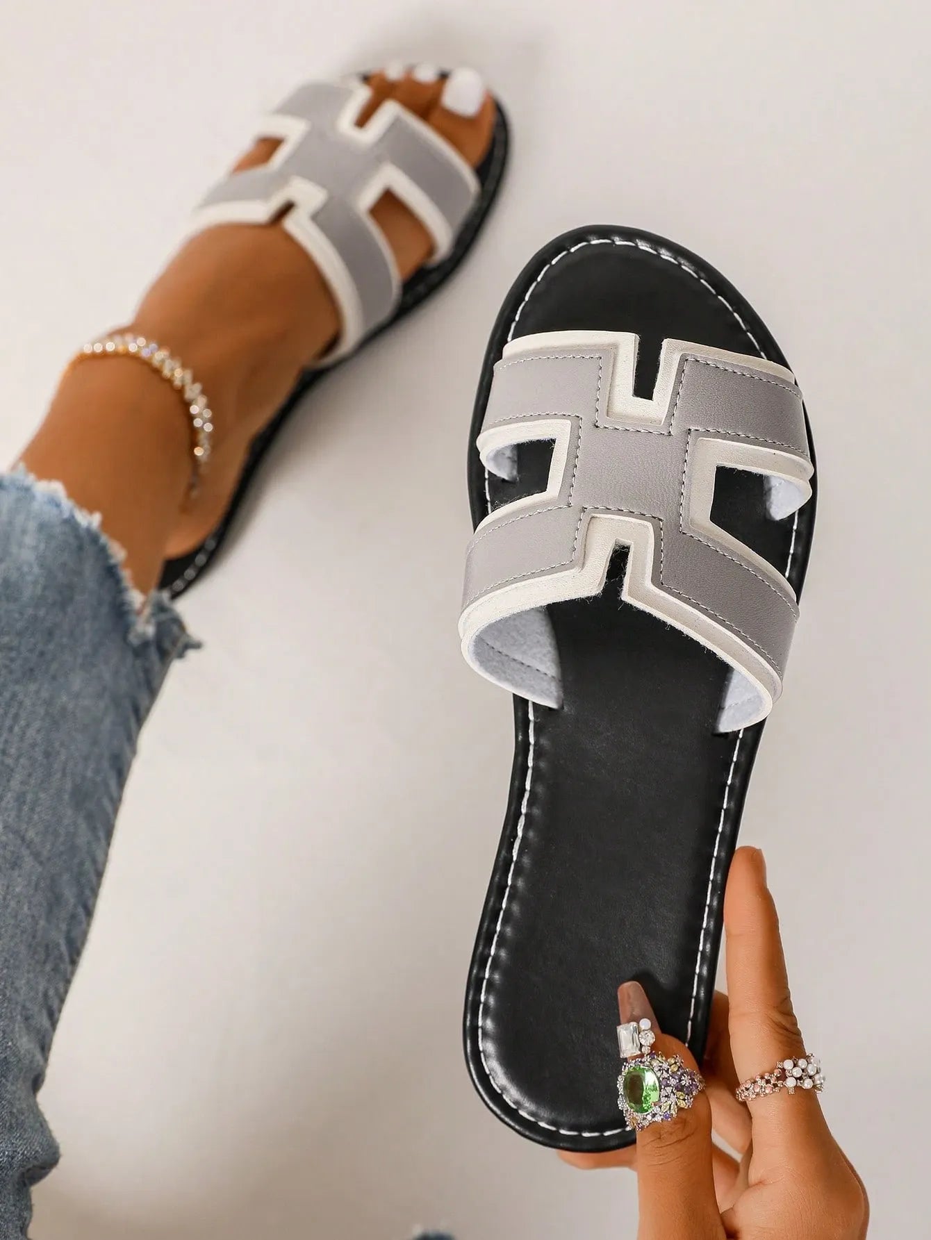 SHEIN H صنادل نسائية مسطحة بحزام