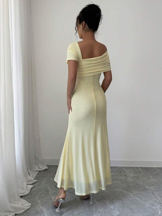 SHEIN Modelyn فستان اصفر طويل مزين بزهرة من الكتف