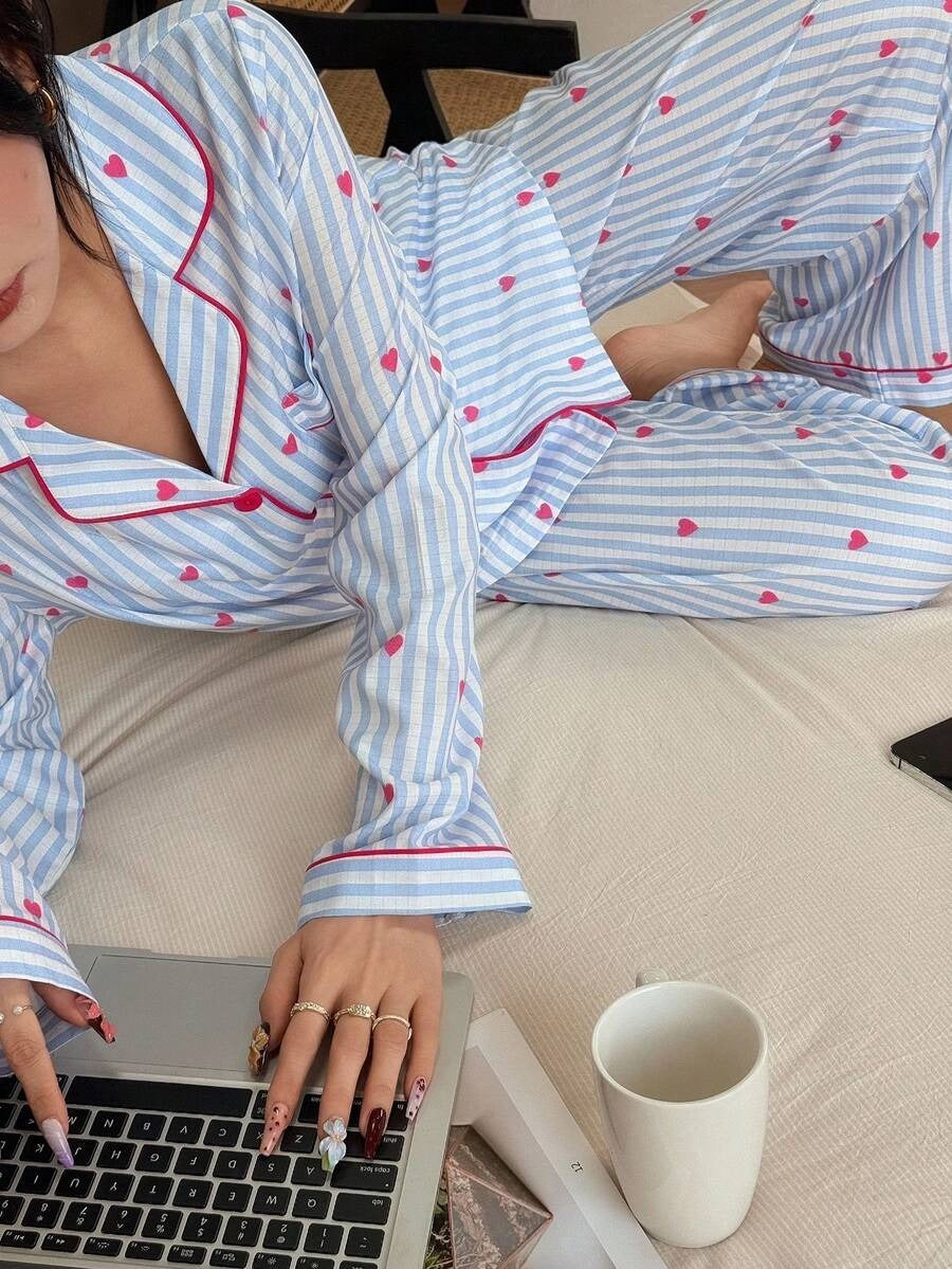 SHEIN Dream Adore طقم بيجامة كاجوال بطبعة قلوب