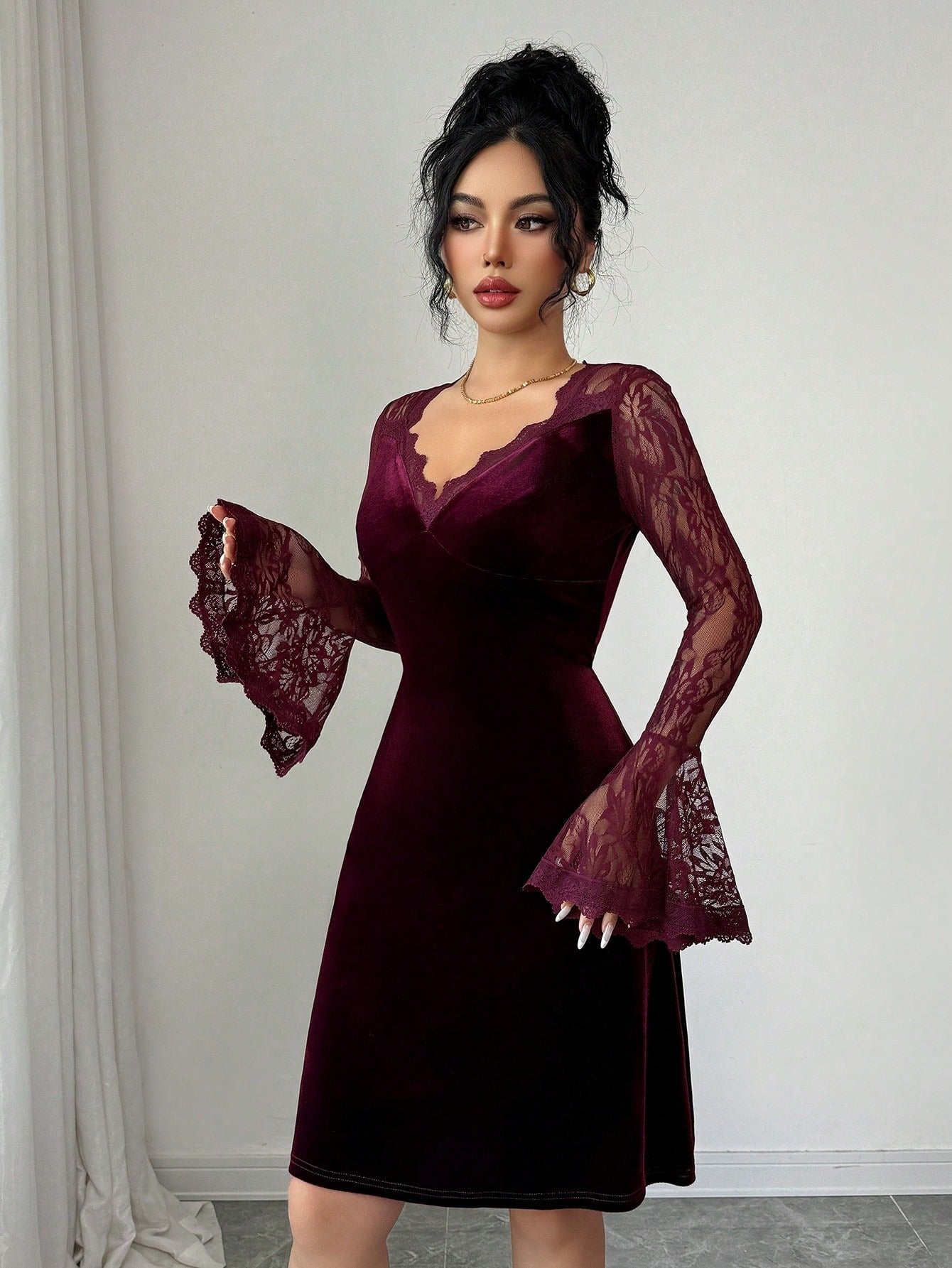 SHEIN Modelyn  Vفستان موضة من الدانتيل والمخمل بياقة وأكمام مكشكشة