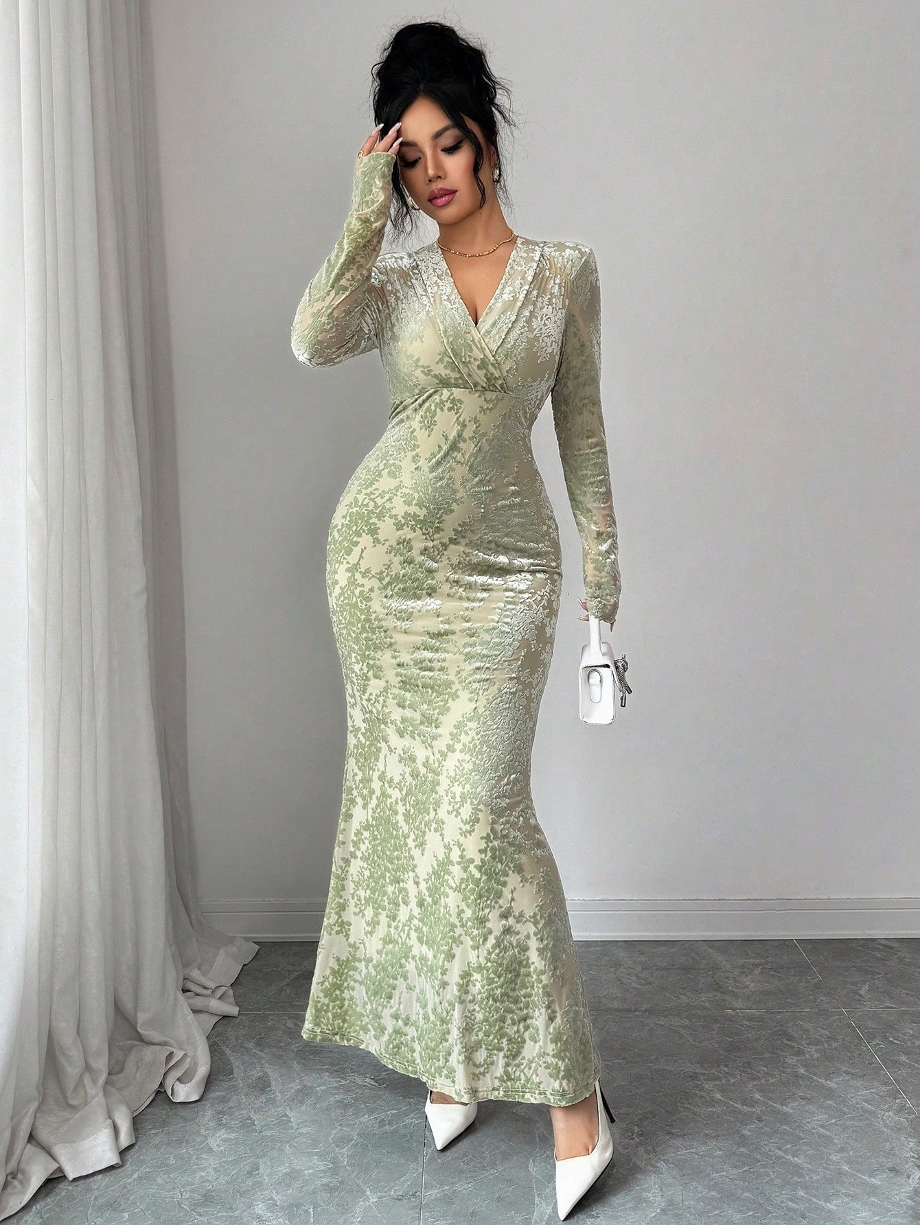 SHEIN Rafferiza فستان متوسط الطول شتوي بأكمام طويلة وياقة منسدلة من القطيفة