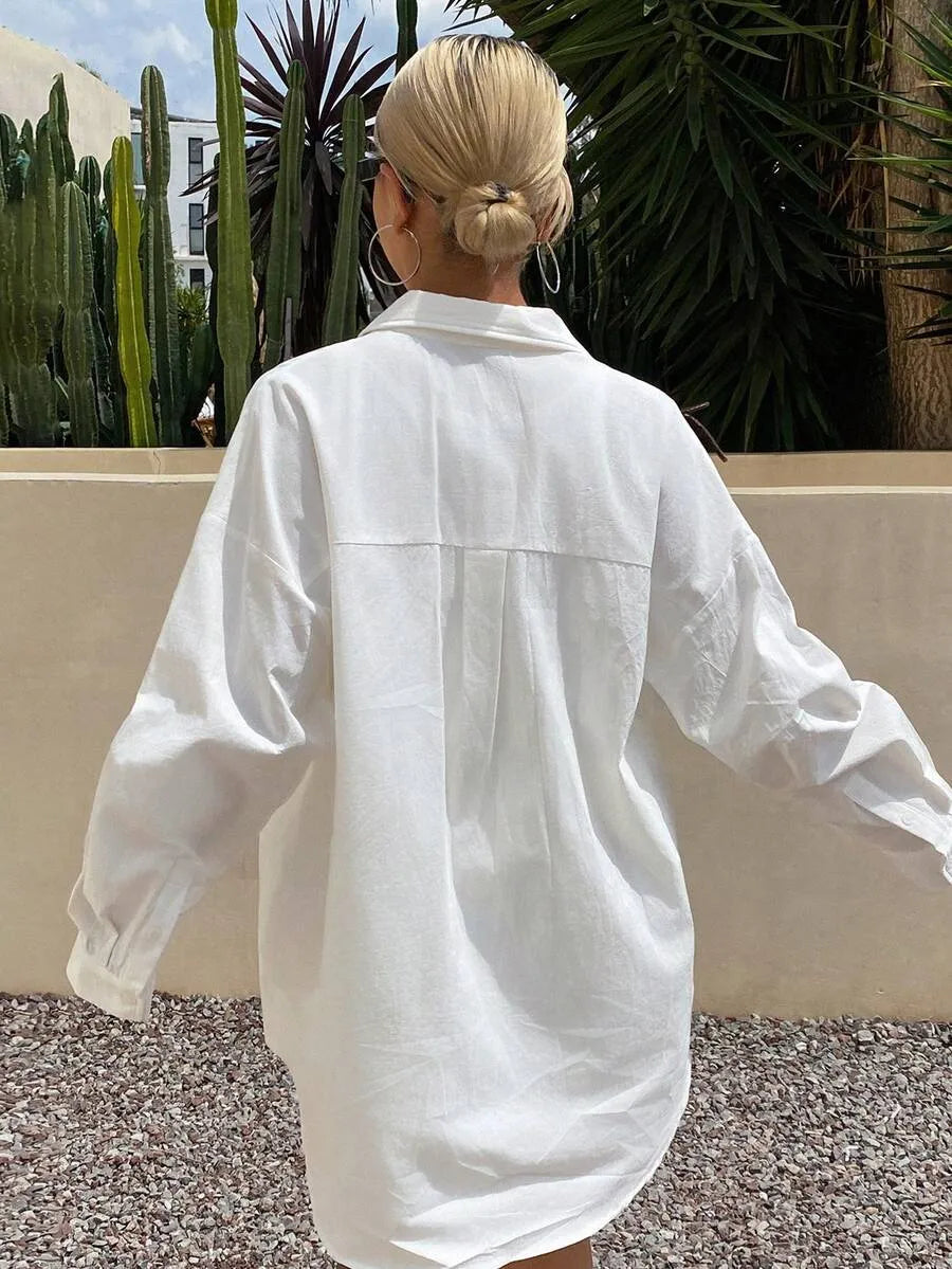 SHEIN DAZY قميص نسائي فضفاض طويل مخطط بأزرار وجيب وأكتاف منخفضة بلون أبيض