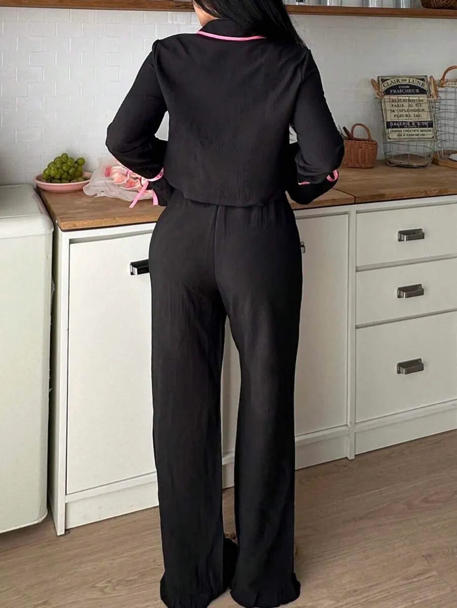 SHEIN EasyFave طقم بيجامة قطعتين بقميص قصير بأكمام طويلة وأزرار أمامية وجيوب وبنطال طويل بتفاصيل متباينة باللون الأسود
