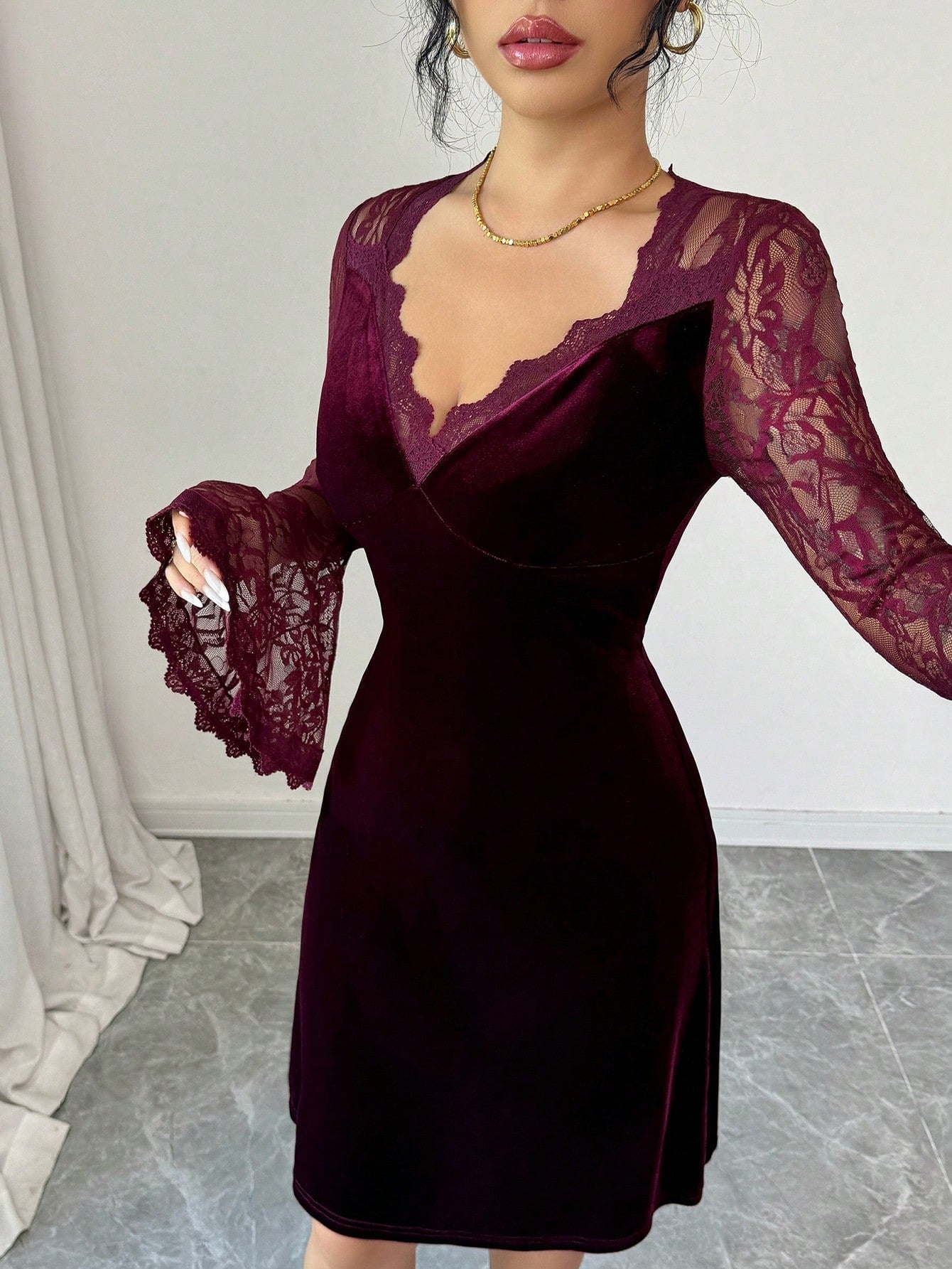SHEIN Modelyn  Vفستان موضة من الدانتيل والمخمل بياقة وأكمام مكشكشة
