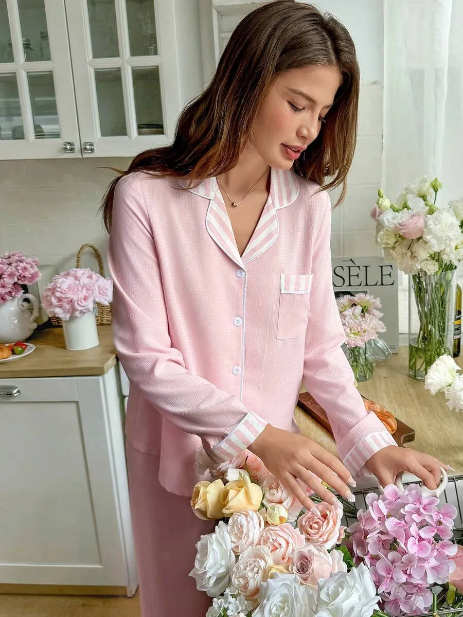 SHEIN Snug Reverie طقم بيجامة قطعتين مخطط بأزرار أمامية وأكمام طويلة بلون وردي فاتح