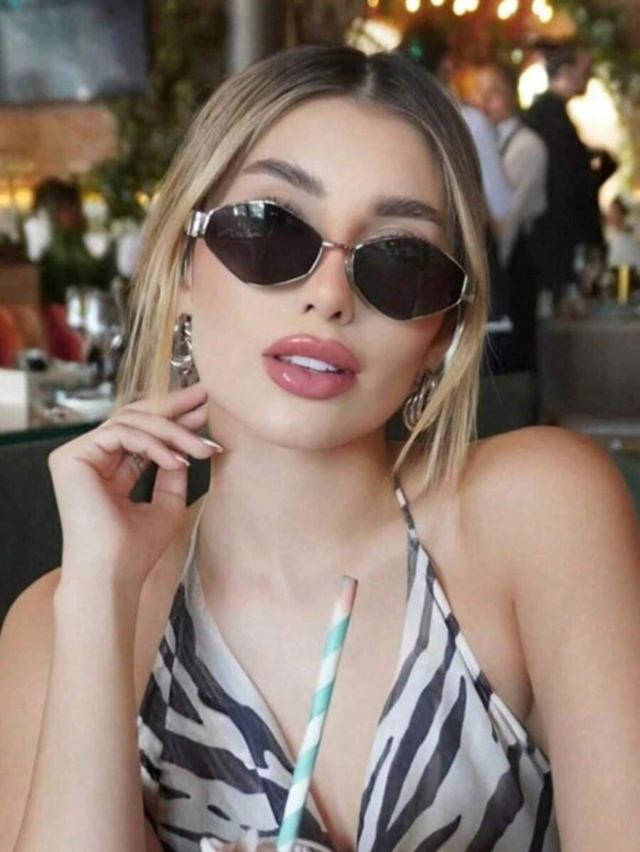 SHEIN نظارات شمسية بتصميم هندسي زخرفي لون رمادي فضي