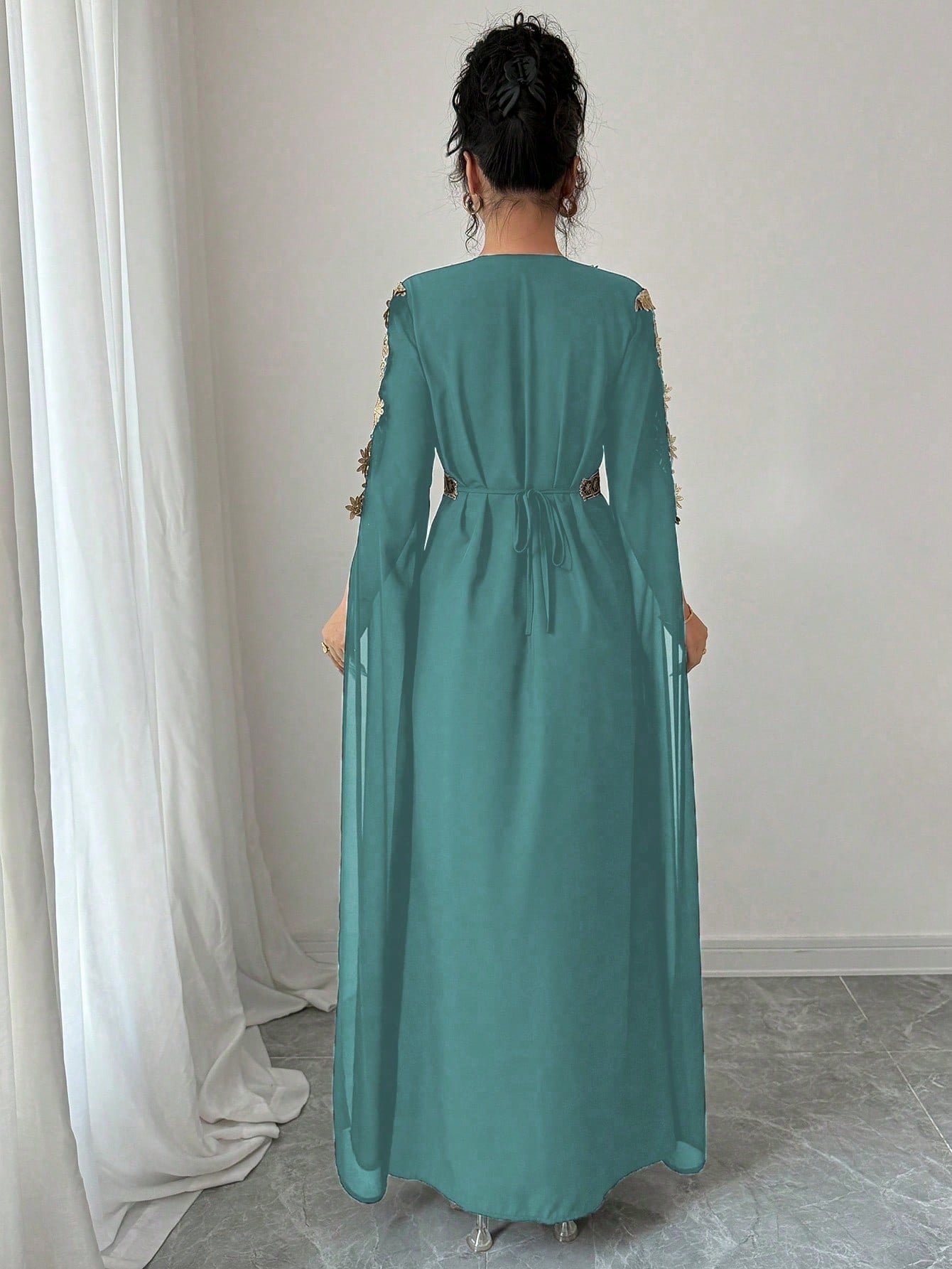 SHEIN Rafferiza عباءة ستايل شرق أوسطي بأكمام طويلة وفستان طويل مع دانتيل