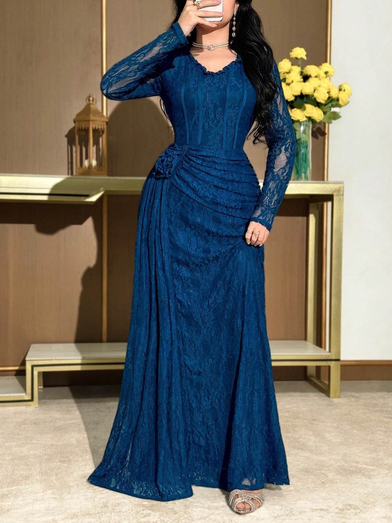 SHEIN Modelyn فستان متوسط الطول بياقة V وأكمام طويلة وزخرفة زهرية