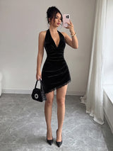 SHEIN GlowEve فستان مخملي ميني بحمالات رفيعة وياقة رسن وظهر مكشوف وحافة دانتيل غير متماثلة بلون أسود