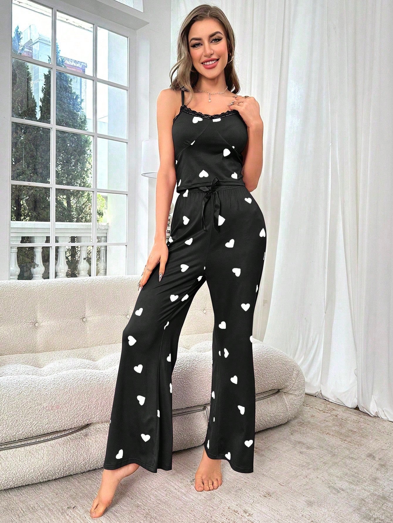 SHEIN طقم بيجامة نسائي فوطة بخطوط قلب وبنطلون بحواف دانتيل