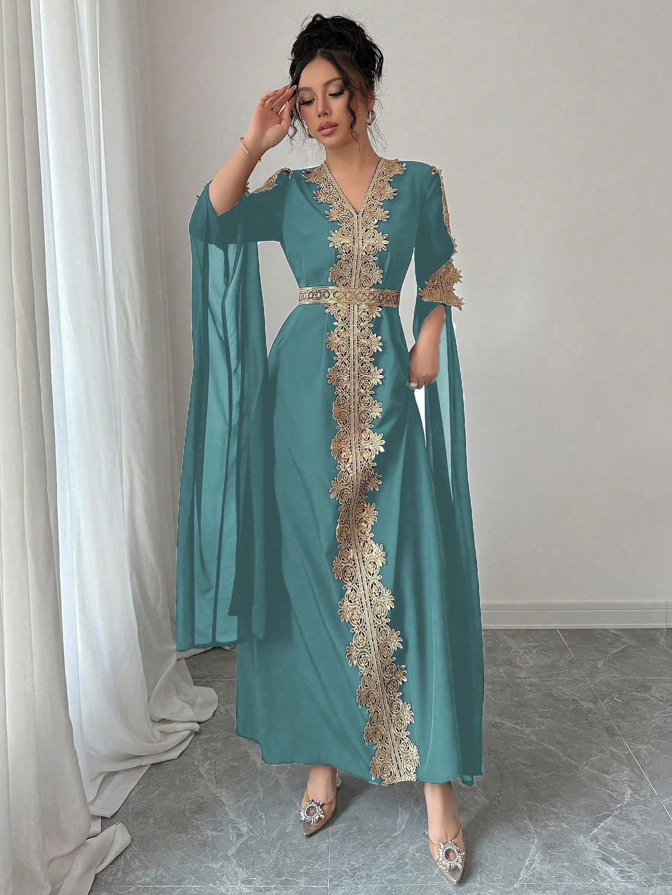 SHEIN Rafferiza عباءة ستايل شرق أوسطي بأكمام طويلة وفستان طويل مع دانتيل