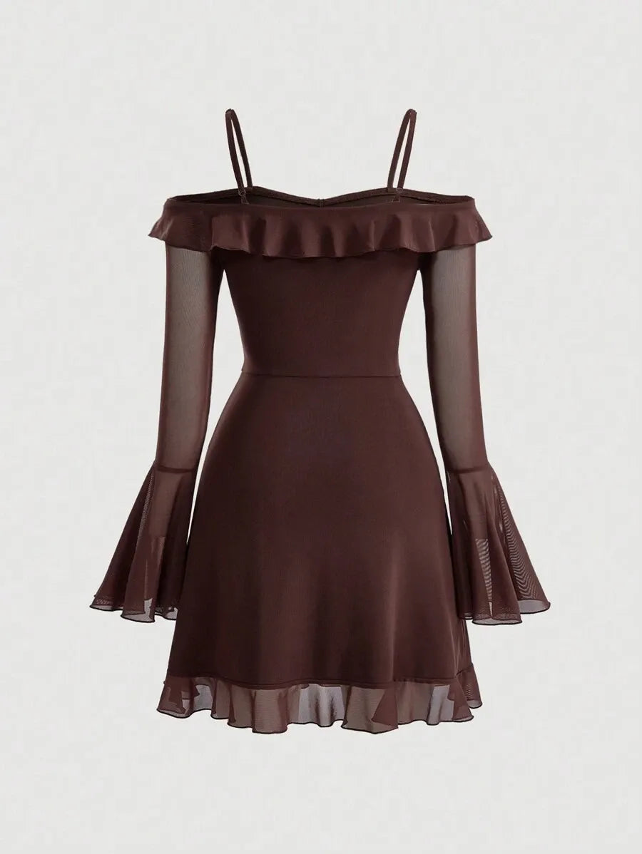 SHEIN MOD فستان قصير بحمالات وأكمام طويلة واسعة وكشكش على الكتفين بلون بني