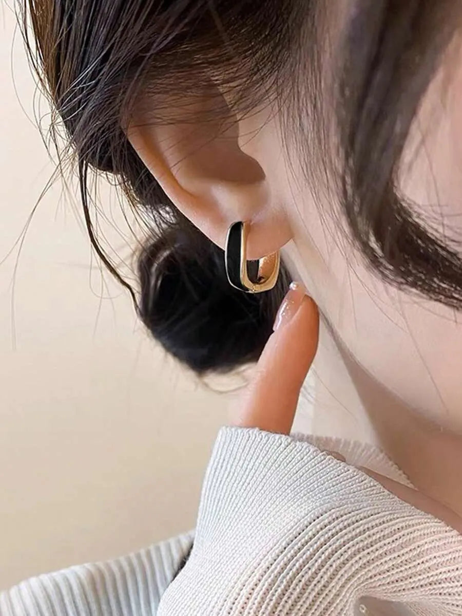 SHEIN أقراط حلقية نسائية هندسية بسيطة وأنيقة من النحاس بلون أسود