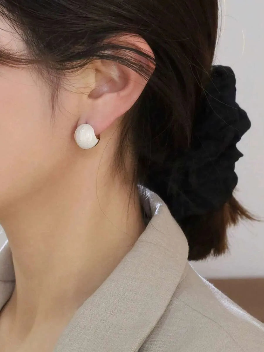 SHEIN أقراط حلقية نسائية صغيرة مستديرة مطلية بالمينا بتصميم قطرات الزيت بلون أبيض