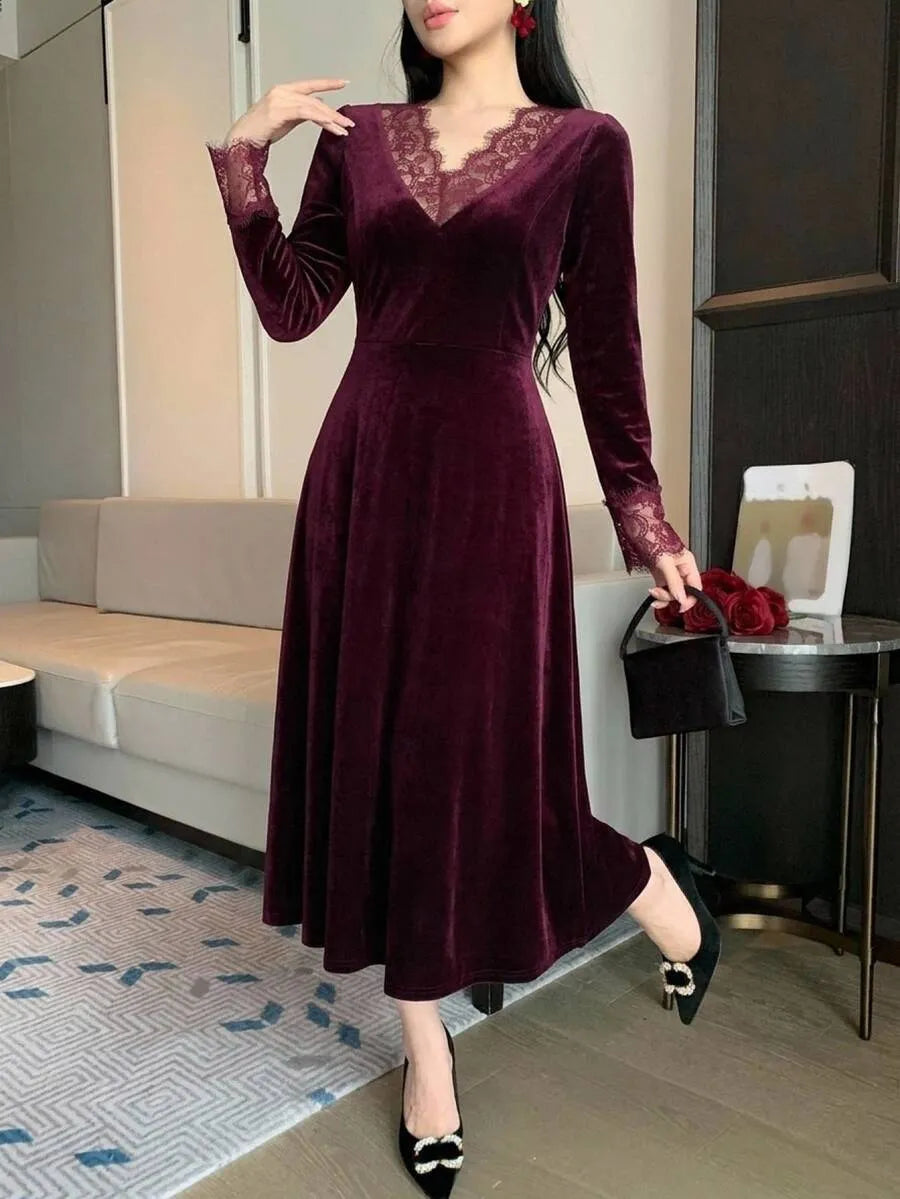 SHEIN DAZY فستان مخملي طويل بياقة وخصر محدد وذيل حورية البحر بلون عنابي