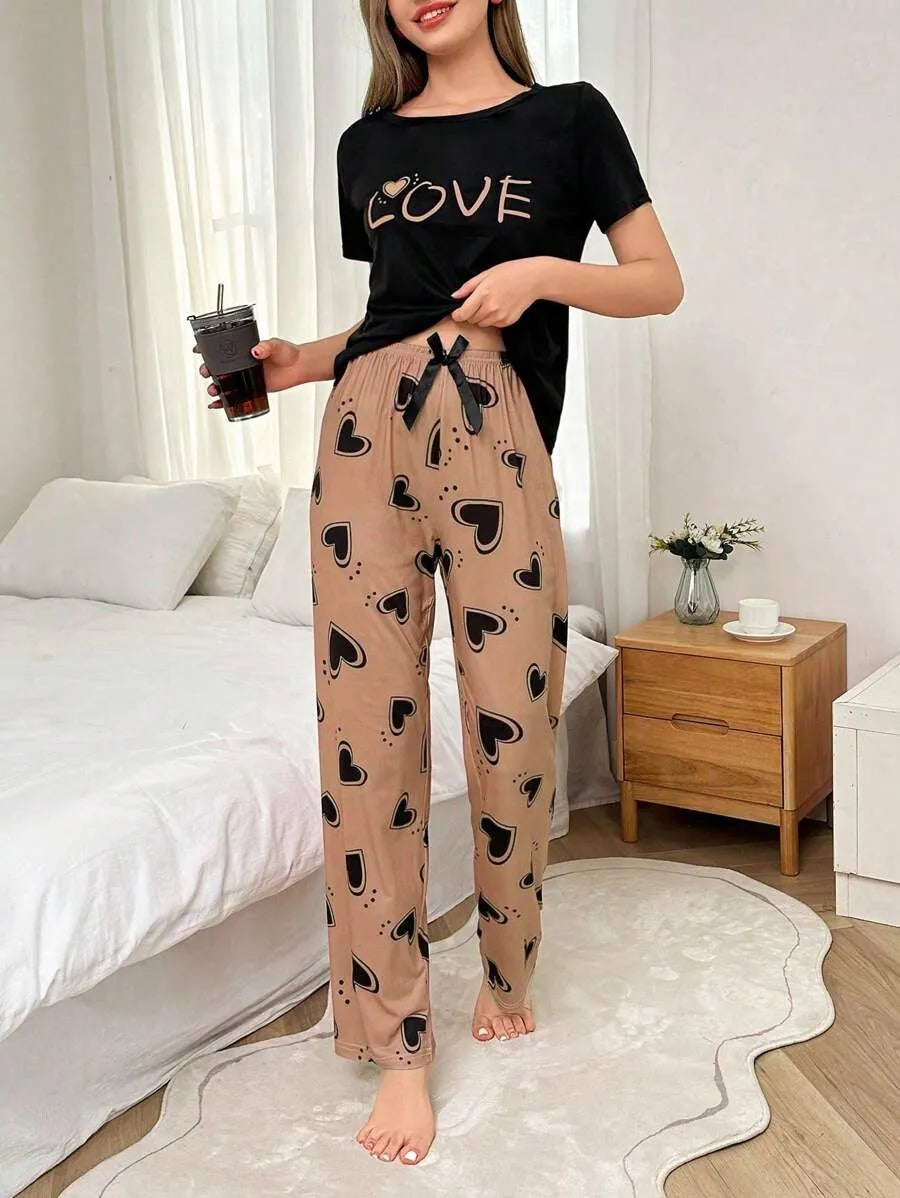 SHEIN طقم قطعتين بيجاما بطبعة حروف وقلوب بأكمام قصيرة متعدد الألوان