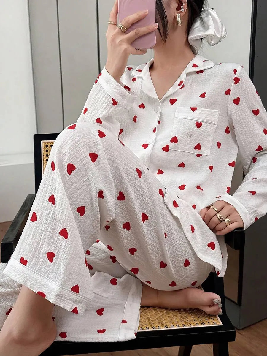 SHEIN طقم بيجامة قطعتين بياقة وأزرار أمامية بطبعة قلوب بلون أحمر