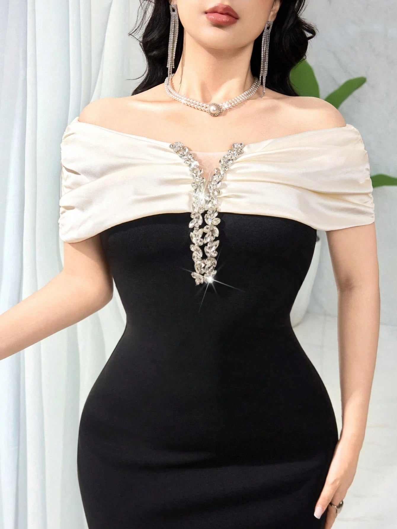 SHEIN Feyla فستان أسود بتصميم كتف مكشوف مزين بالراين