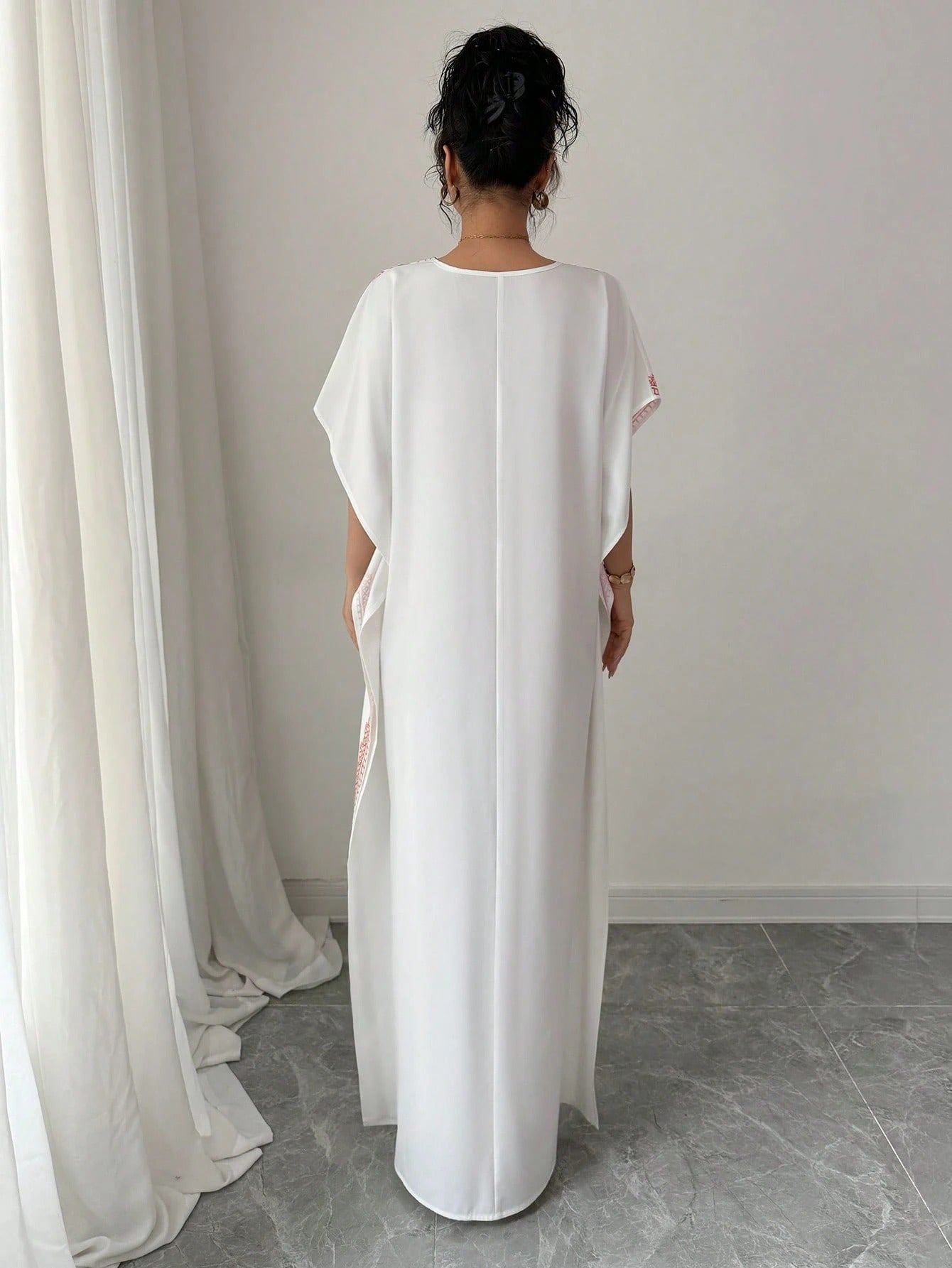 SHEIN Rafferiza  Vفستان أبيض أنيق وكاجوال بياقة وأكمام خفافيش بطبعات زهور