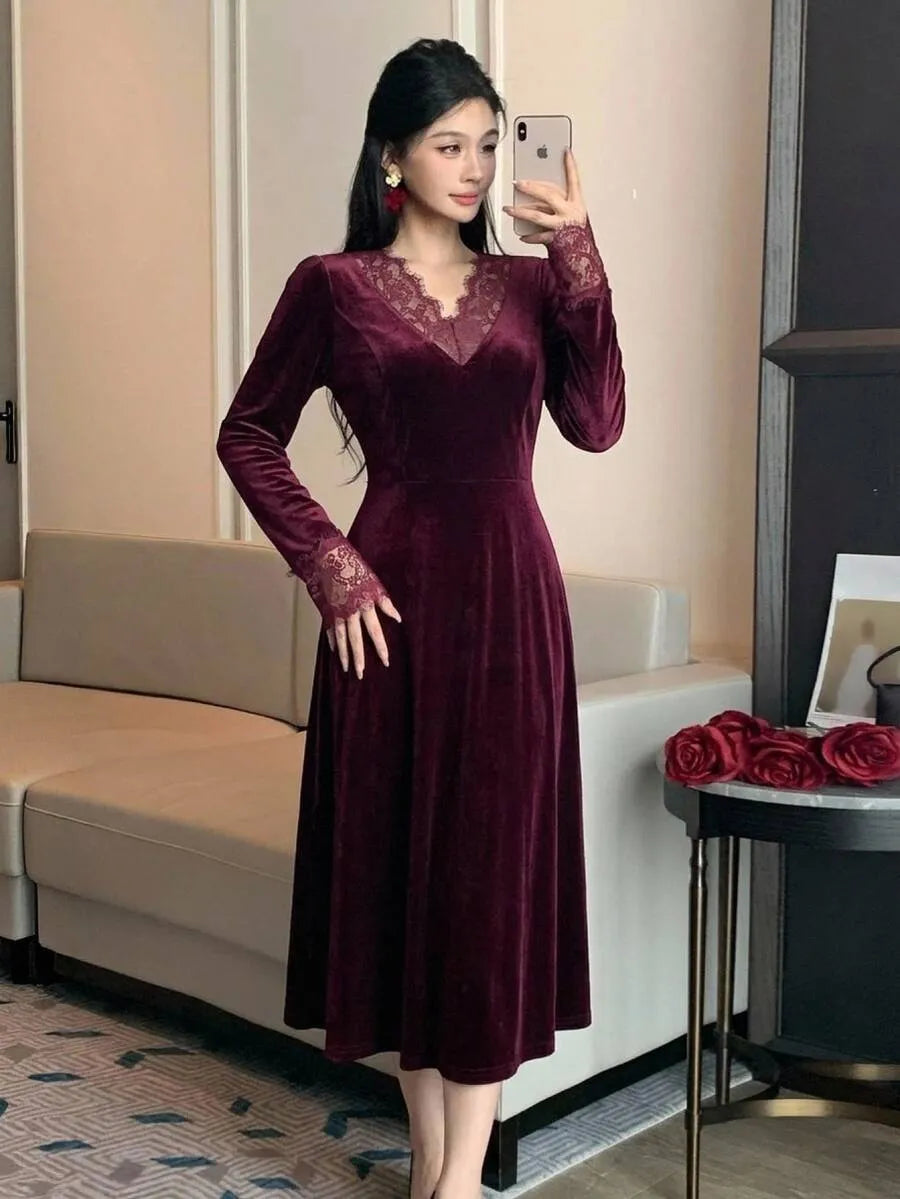 SHEIN DAZY فستان مخملي طويل بياقة وخصر محدد وذيل حورية البحر بلون عنابي