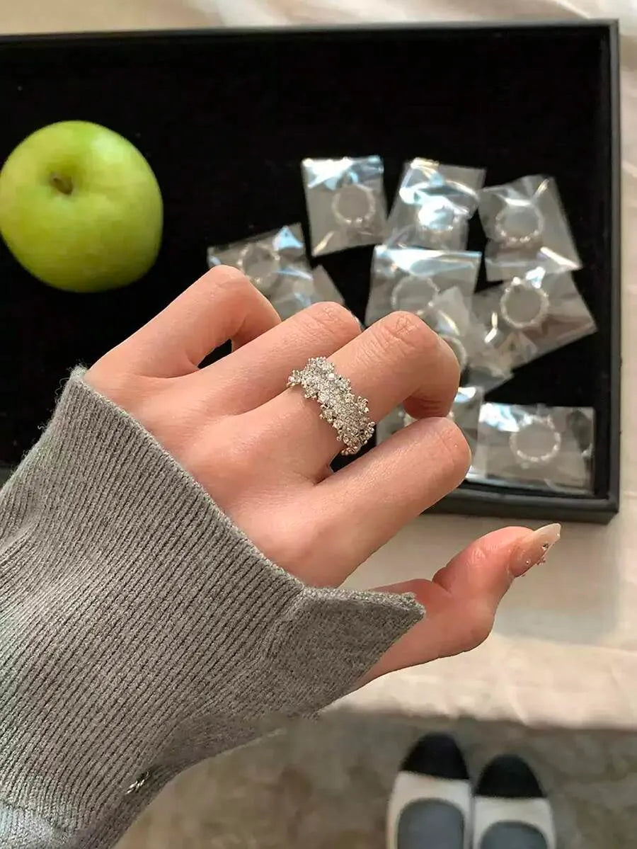 SHEIN خاتم نسائي مرصع بالزركونيا من النحاس بلون فضي مطلي بالبلاتينيوم