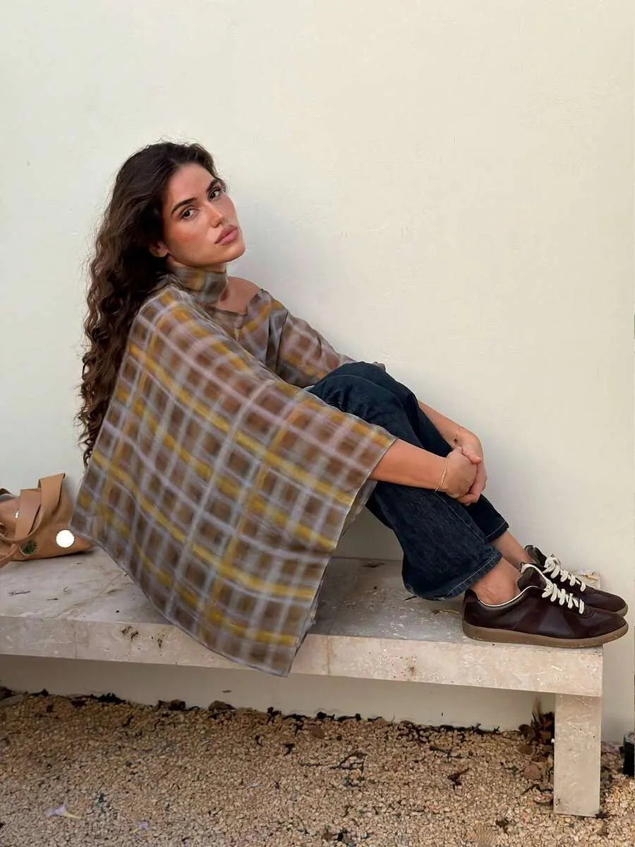 SHEIN بلوزة فضفاضة بياقة دائرية وأكمام قصيرة وحافة غير متماثلة بنقشة مربعات متعددة الألوان