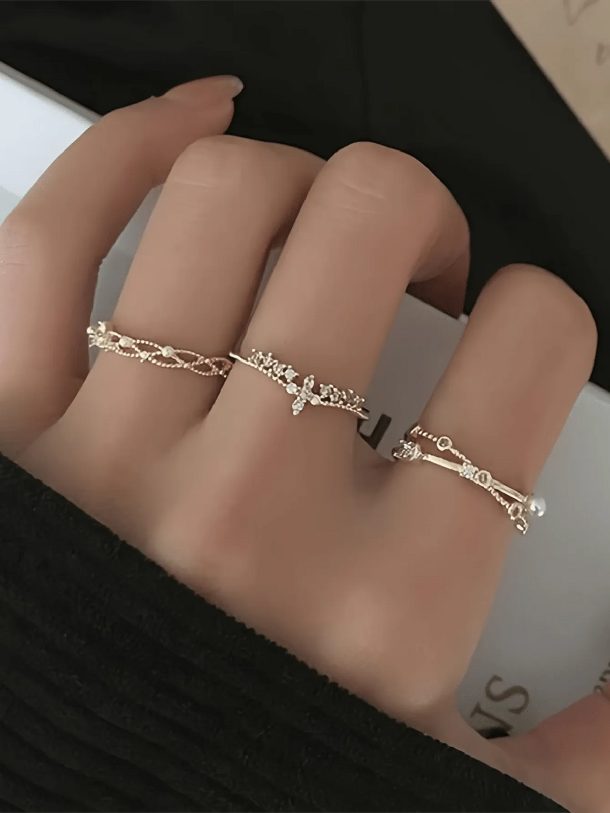 SHEIN مجموعة 3 خواتم نسائية بتصميم تاج متقاطع مزينة باللؤلؤ والزركونيا بلون ذهبي أصفر