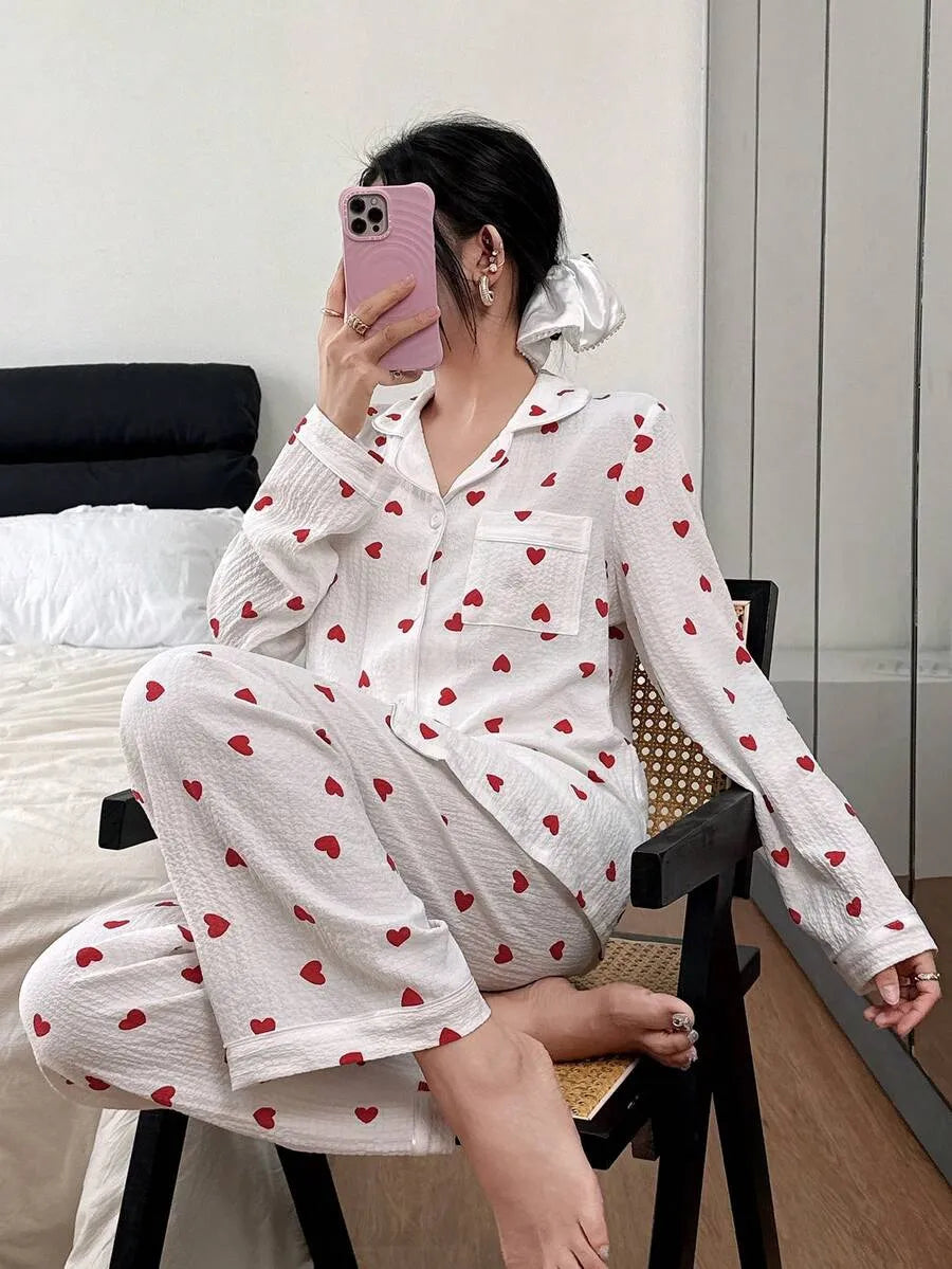 SHEIN طقم بيجامة قطعتين بياقة وأزرار أمامية بطبعة قلوب بلون أحمر