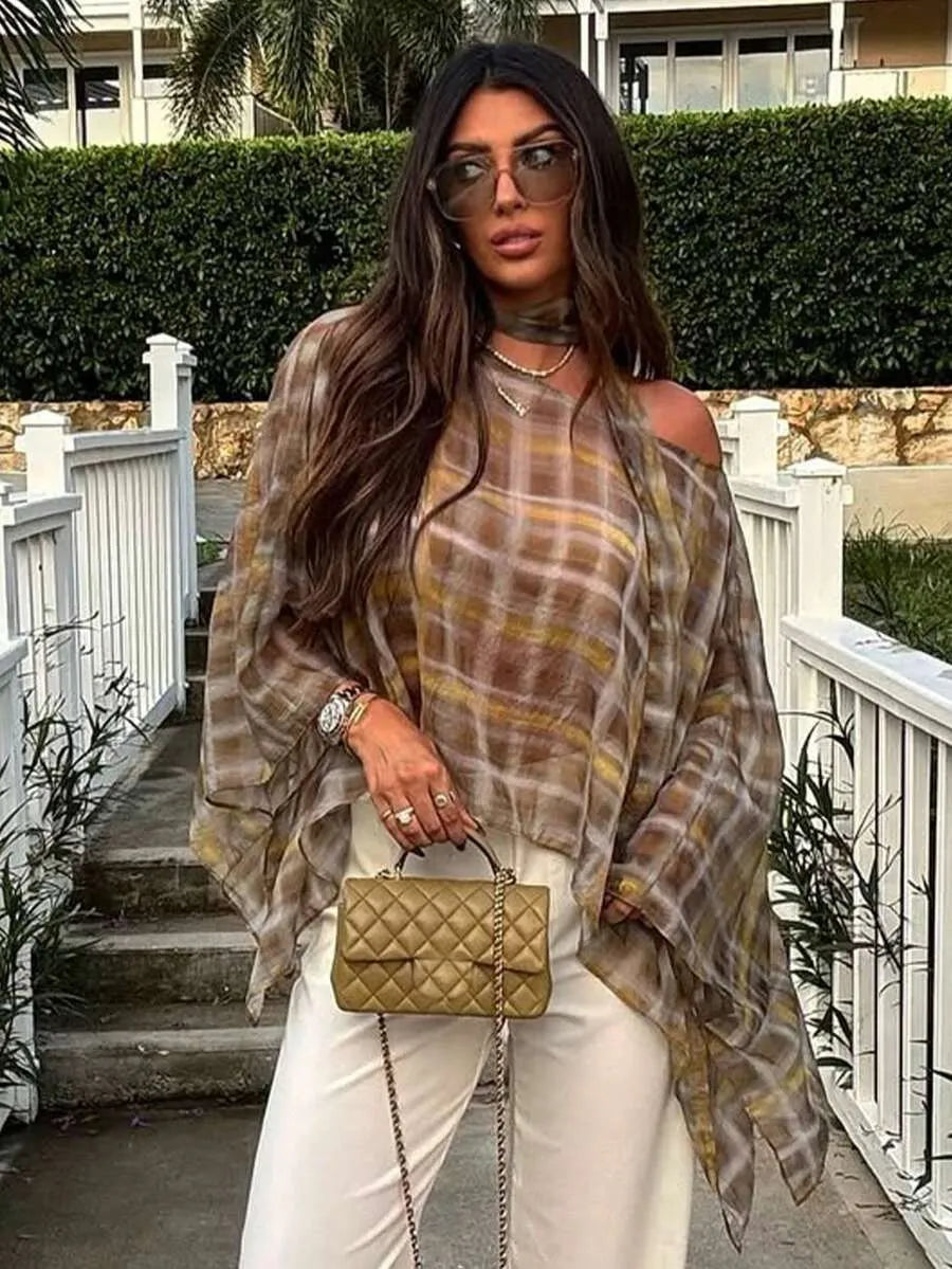 SHEIN بلوزة فضفاضة بياقة دائرية وأكمام قصيرة وحافة غير متماثلة بنقشة مربعات متعددة الألوان