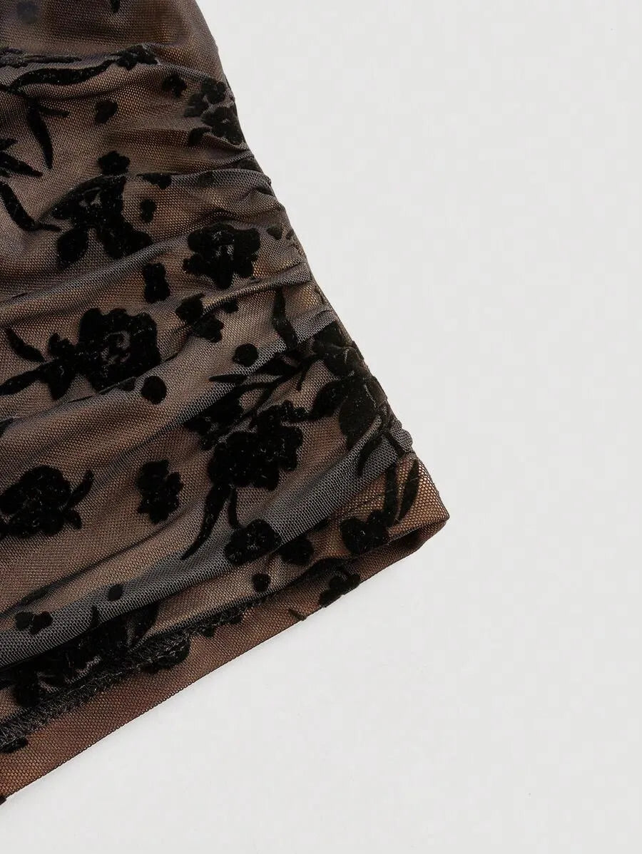 SHEIN MOD كاميسول نسائي قصير بنقشة زهور جاكار وخصر مجمع بلون أسود