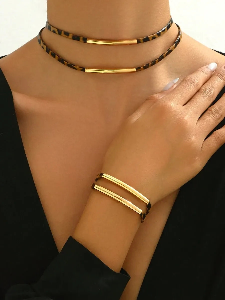 SHEIN طقم نسائي قلادة وسوار بتصميم فهد وخطوط هندسية متعدد الألوان