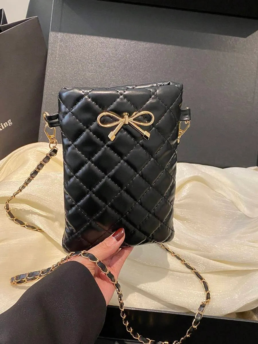 SHEIN حقيبة كروس بدي مبطنة بلون أحادي مزينة بنمط معين وشريط معدني