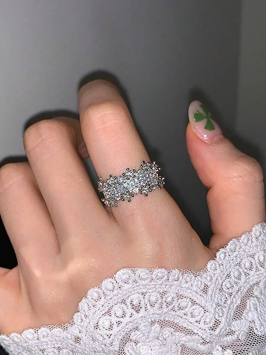 SHEIN خاتم نسائي مرصع بالزركونيا من النحاس بلون فضي مطلي بالبلاتينيوم