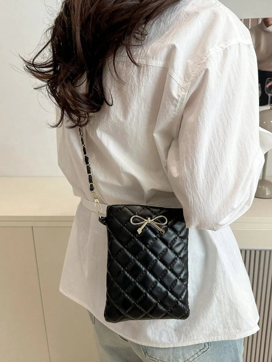 SHEIN حقيبة كروس بدي مبطنة بلون أحادي مزينة بنمط معين وشريط معدني
