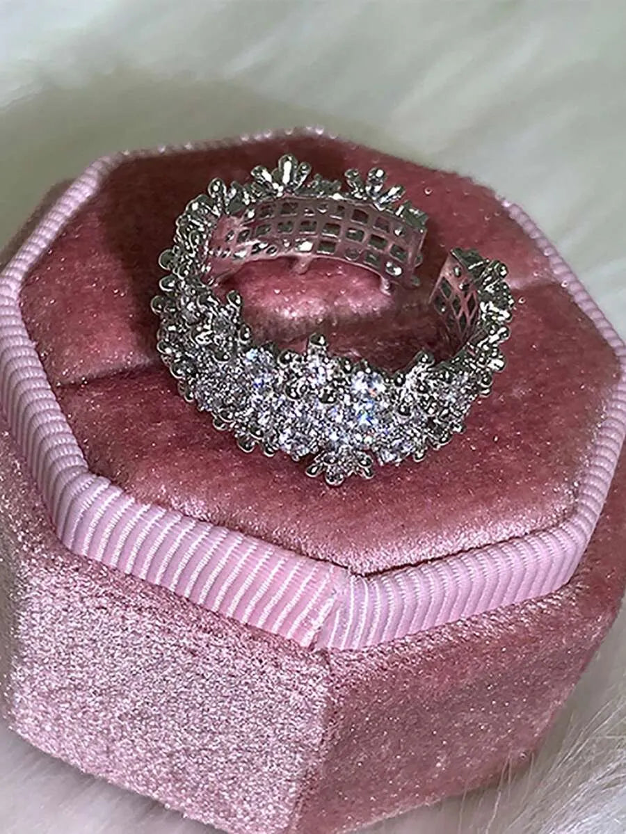 SHEIN خاتم نسائي مرصع بالزركونيا من النحاس بلون فضي مطلي بالبلاتينيوم