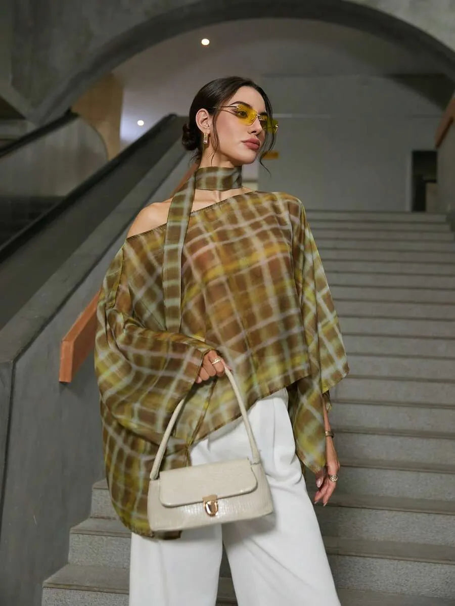 SHEIN بلوزة فضفاضة بياقة دائرية وأكمام قصيرة وحافة غير متماثلة بنقشة مربعات متعددة الألوان