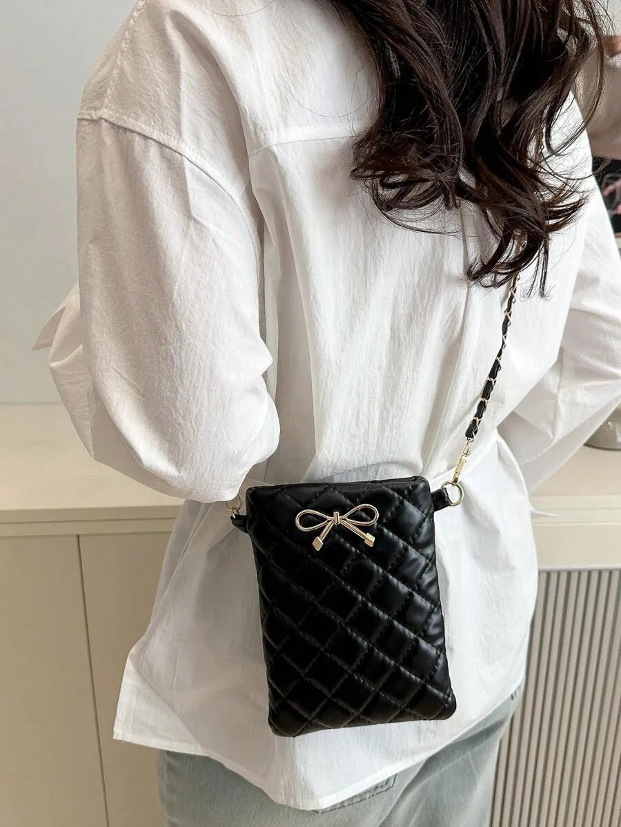 SHEIN حقيبة كروس بدي مبطنة بلون أحادي مزينة بنمط معين وشريط معدني