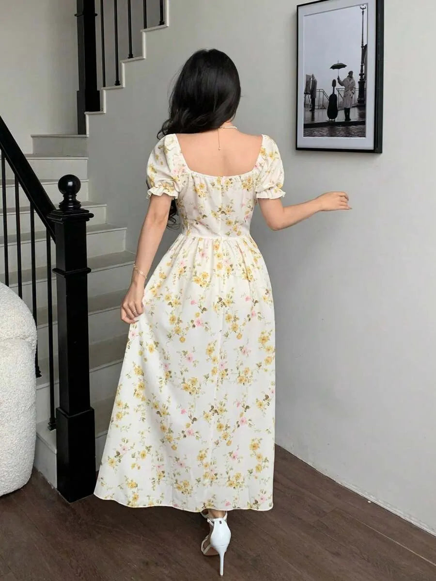 SHEIN PETITE فستان ميدي بياقة مربعة وأكمام قصيرة وخصر برباط أمامي بنقشة زهور بلون مشمشي