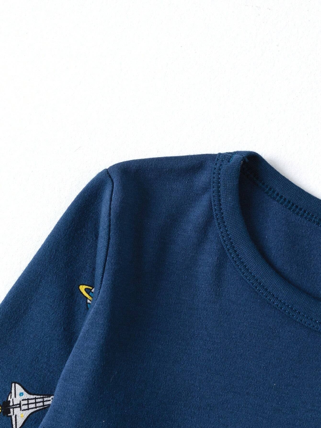 SHEIN طقم بيجاما مريح بطبعة طفل أزرق فضائي