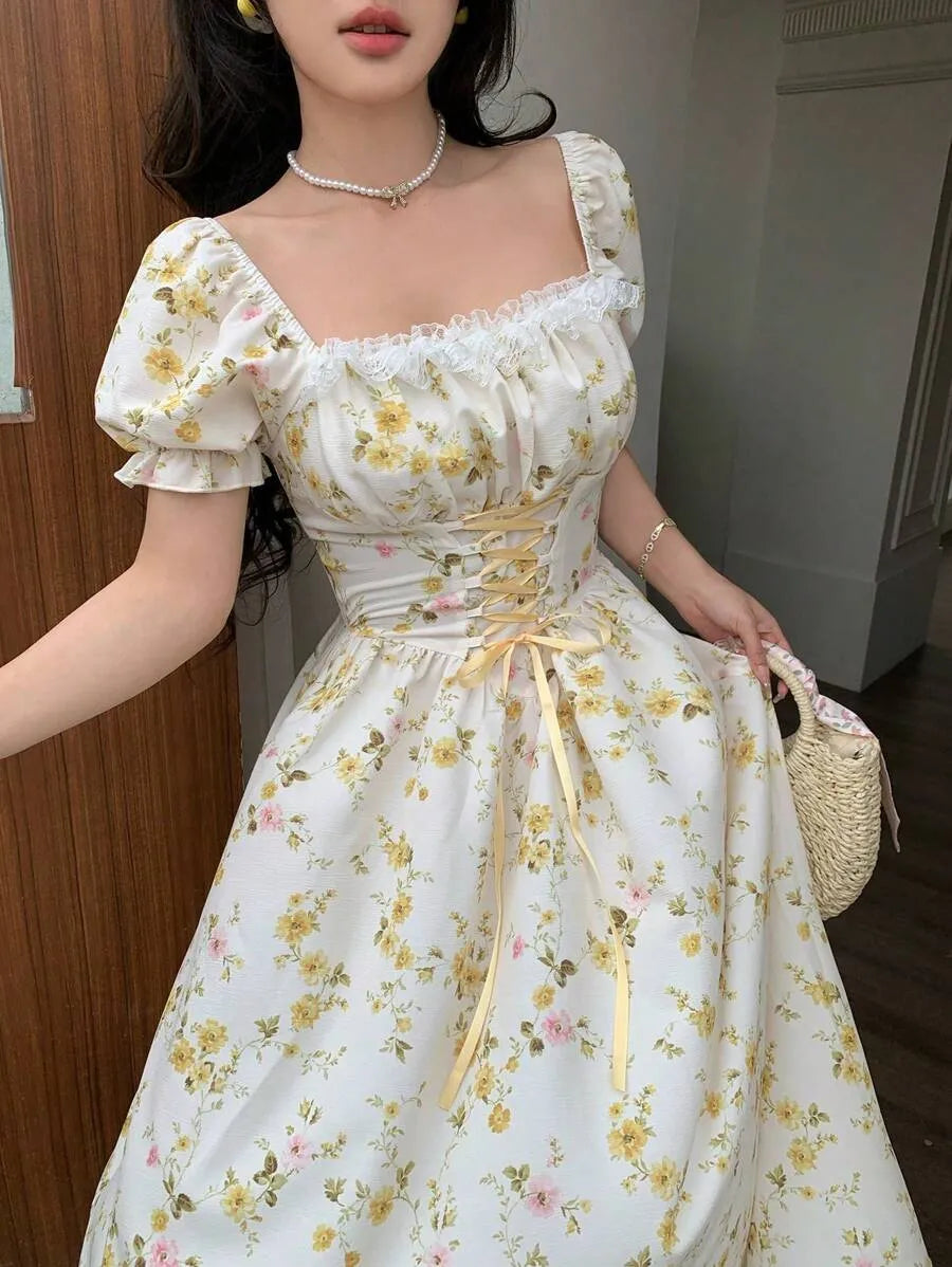 SHEIN PETITE فستان ميدي بياقة مربعة وأكمام قصيرة وخصر برباط أمامي بنقشة زهور بلون مشمشي