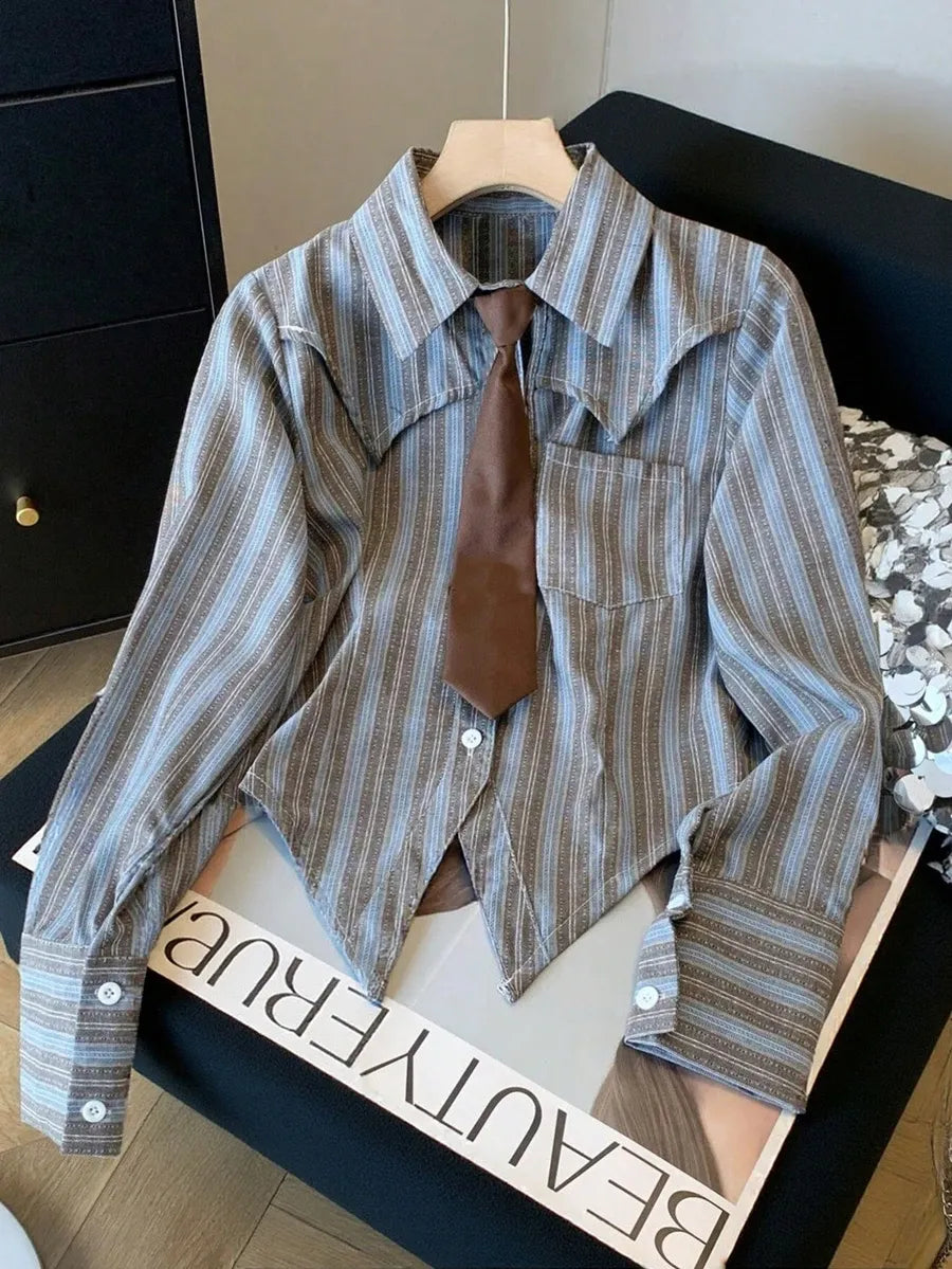 SHEIN بلوزة نسائية بياقة قميص وقصة غير متماثلة وطباعة حروف بلون أزرق